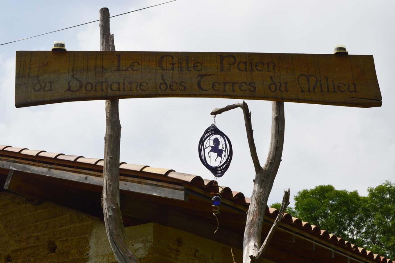 Domaine Des Terres Du Milieu / Gite De Cul De Sac Chateldon Exterior foto